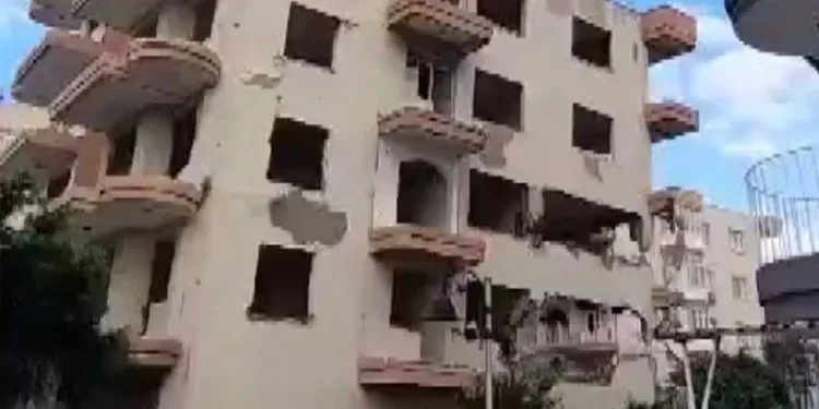 Kontrollü yıkılan bina kağıt gibi yerle bir oldu