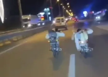 Motosikletle canlarını hiçe sayarak yarış tuttular