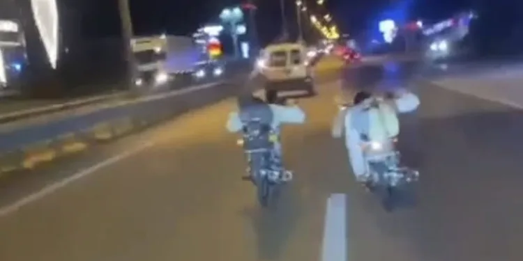 Motosikletle canlarını hiçe sayarak yarış tuttular