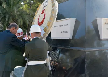 Tatar, Atatürk Anıtı’na çelenk bıraktı