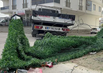 Yüksek tansiyon atağı geçiren sürücü kaza yaptı