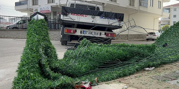 Yüksek tansiyon atağı geçiren sürücü kaza yaptı
