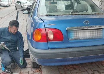 İki sokakta park halindeki araçların lastikleri kesildi