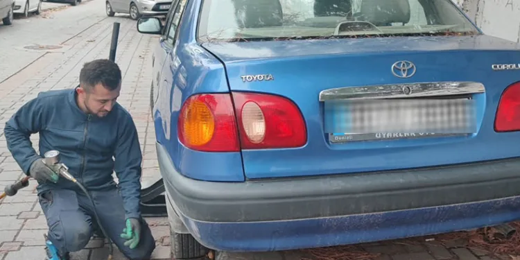 İki sokakta park halindeki araçların lastikleri kesildi