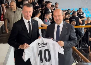 Ersin Tatar, Beşiktaş maçını izledi
