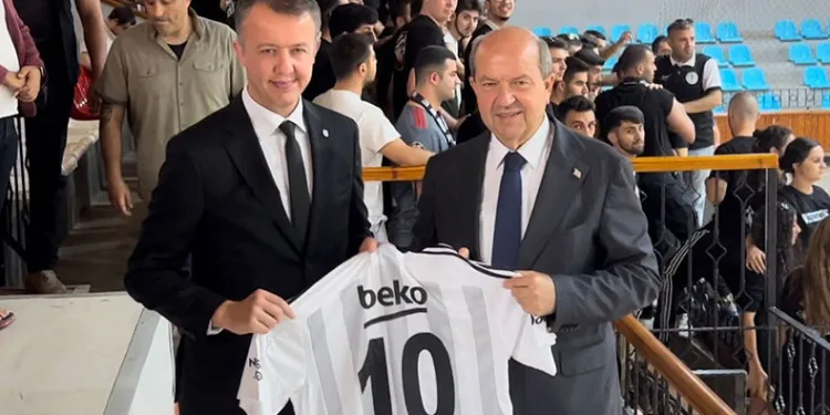 Ersin Tatar, Beşiktaş maçını izledi