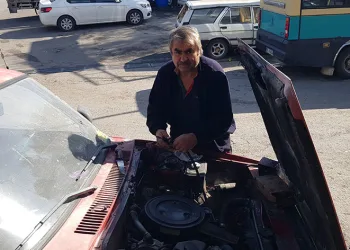 Sürücü kaputu açınca neye uğradığını şaşırdı