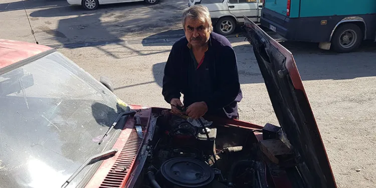 Sürücü kaputu açınca neye uğradığını şaşırdı