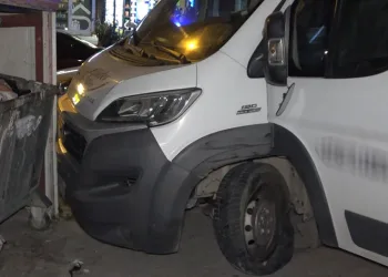 Çaldığı araçla kaza yapınca bırakıp kaçtı
