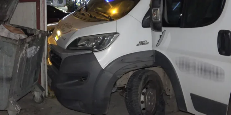 Çaldığı araçla kaza yapınca bırakıp kaçtı