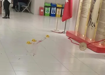 Barışmak istemeyen eşini adliyede bıçakladı