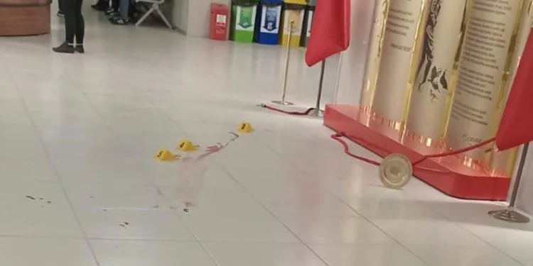 Barışmak istemeyen eşini adliyede bıçakladı