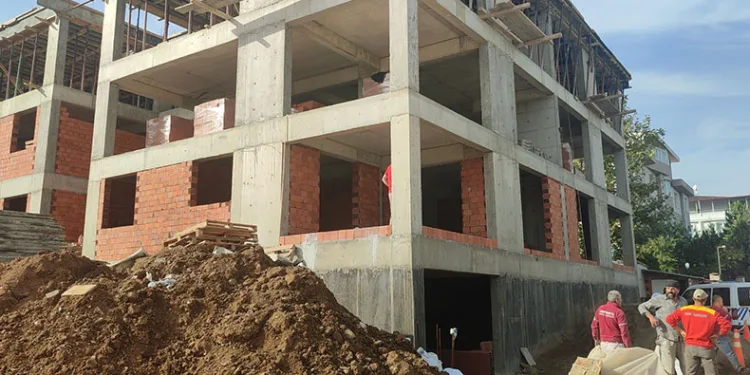 Bursa’da inşaattan düşen işçi yaralandı