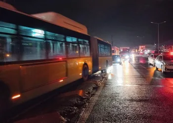 Sağanak yağış alt geçitleri göle çevirdi