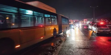 Sağanak yağış alt geçitleri göle çevirdi