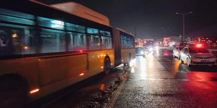 Sağanak yağış alt geçitleri göle çevirdi