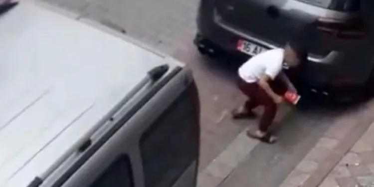 Sultangazi’de küçük çocuğun bayrak hassasiyeti