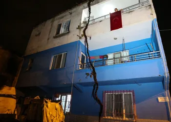 Önce atık toplama aracına, sonra evinin balkonuna astı