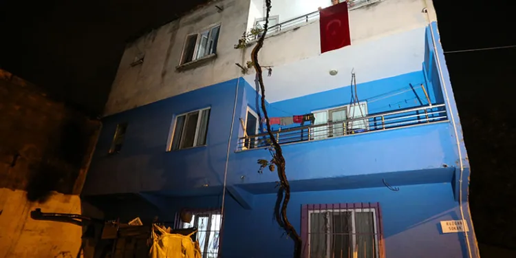 Önce atık toplama aracına, sonra evinin balkonuna astı