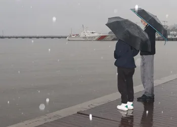 İzmir’de sağanak yolları göle çevirdi