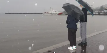 İzmir’de sağanak yolları göle çevirdi
