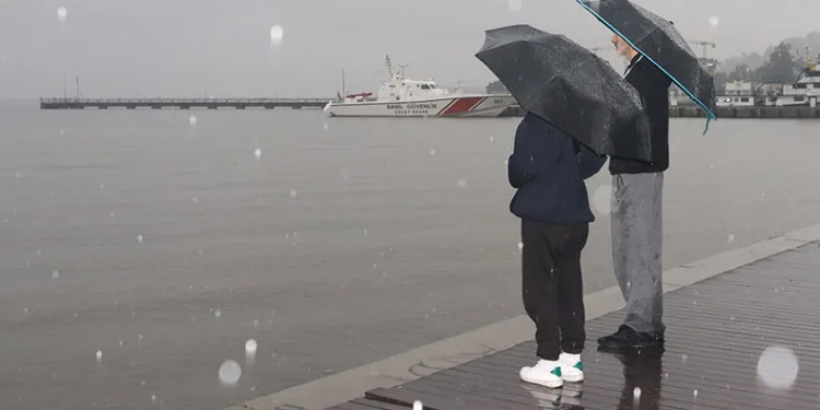 İzmir’de sağanak yolları göle çevirdi