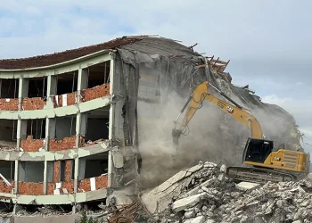 Ağır hasarlı okul yıkılıyor