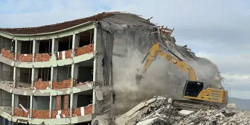 Ağır hasarlı okul yıkılıyor