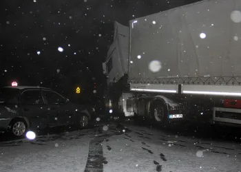 Kar ve tipiden araçlar yolda kaldı