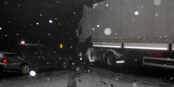Kar ve tipiden araçlar yolda kaldı