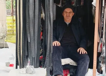 Ayakkabı boyacılarının soğukla mücadelesi başladı