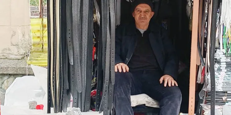 Ayakkabı boyacılarının soğukla mücadelesi başladı