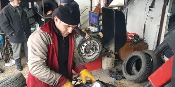 Hazırlıksız yakalanan sürücüler oto lastikçilere akın etti