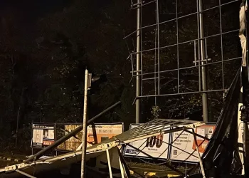 Dev tabela sert rüzgara dayanamayarak çöktü