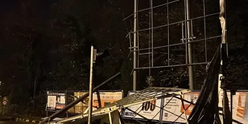 Dev tabela sert rüzgara dayanamayarak çöktü