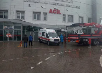 Hastane girişi ambulansın üzerine çöktü
