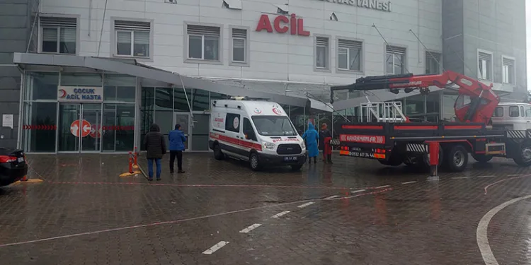Hastane girişi ambulansın üzerine çöktü