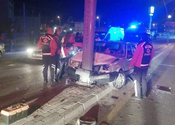 Niğde’de otomobil elektrik direğine çaptı