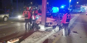 Niğde’de otomobil elektrik direğine çaptı