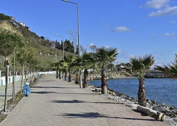 Fırtınanın hasar verdiği sahil temizlendi