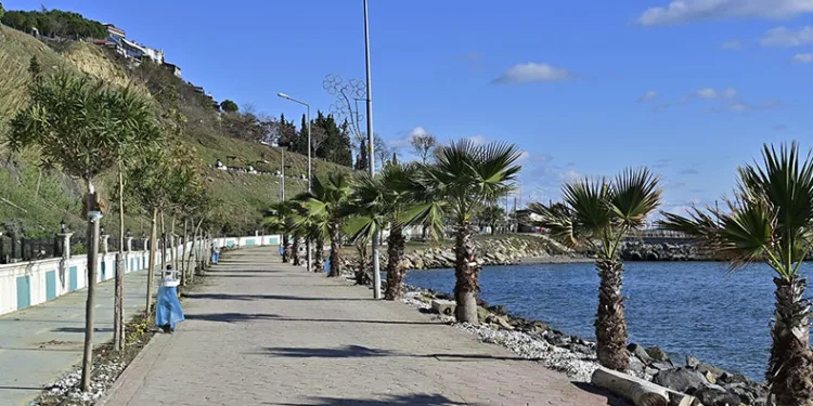 Fırtınanın hasar verdiği sahil temizlendi