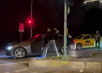 Üsküdar’da yumruk yumruğa kavga kamerada