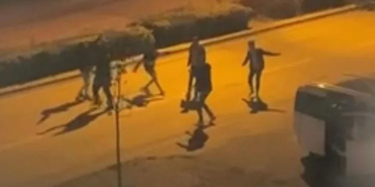 Yol ortasında çiftetelli oynaydılar