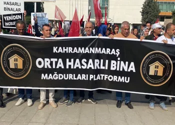 Orta hasarlı bina sakinlerinden basın açıklaması
