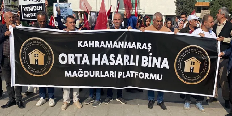 Orta hasarlı bina sakinlerinden basın açıklaması