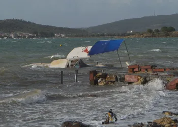 Ayvalık’ta fırtına hayatı felç etti