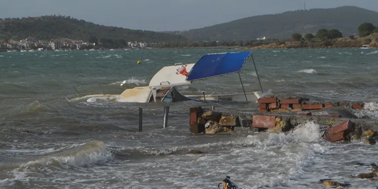 Ayvalık’ta fırtına hayatı felç etti