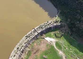 Tarihi bentte biriken su, Sazlıdere Barajı’na aktarılıyor