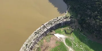 Tarihi bentte biriken su, Sazlıdere Barajı’na aktarılıyor