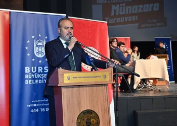 Bursa’da münazarada fikirler yarıştı